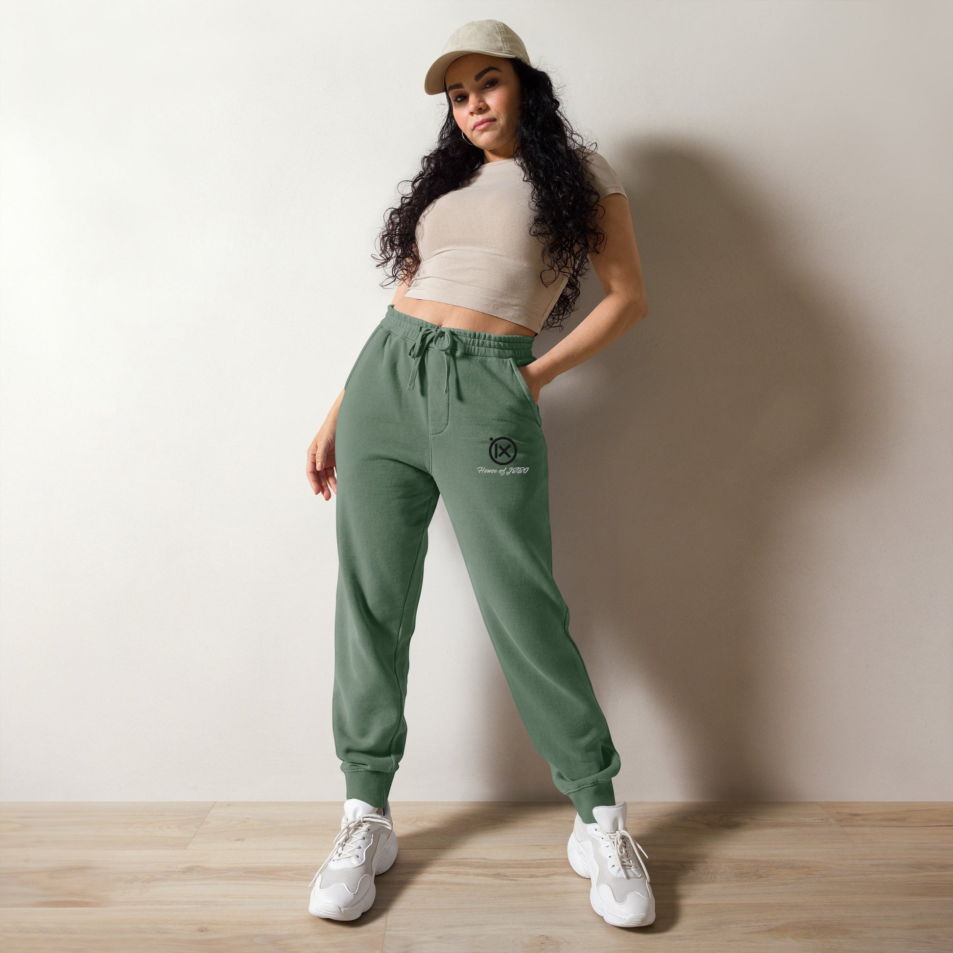 Vintage pigment sweatpants in deep green with drawstring waist and side logo